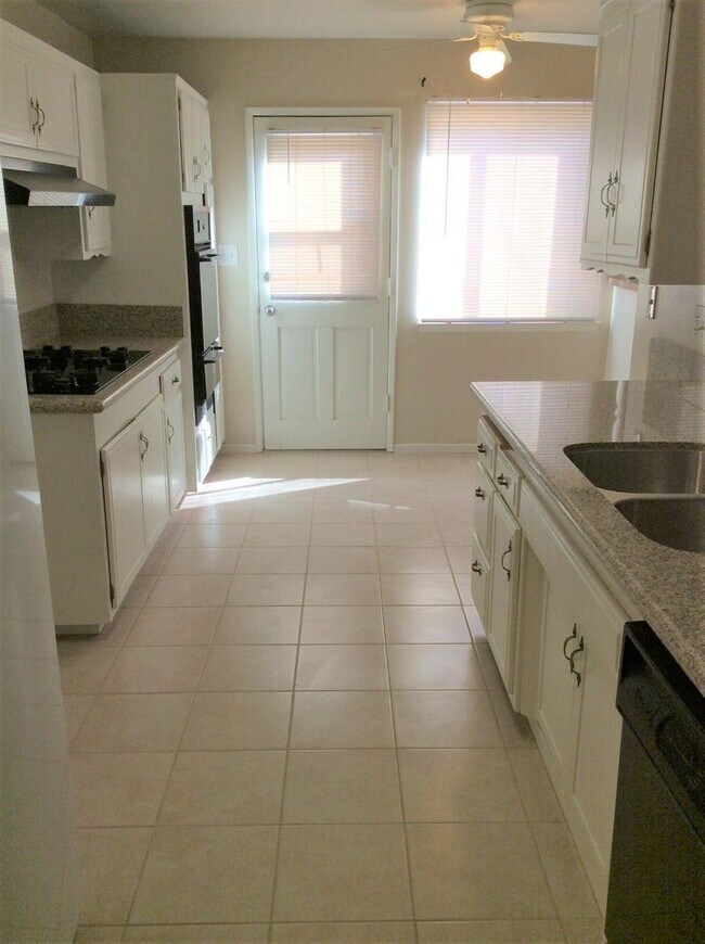 Foto del edificio - 4 Bedroom 2 Bathroom in Riverside Walking ...