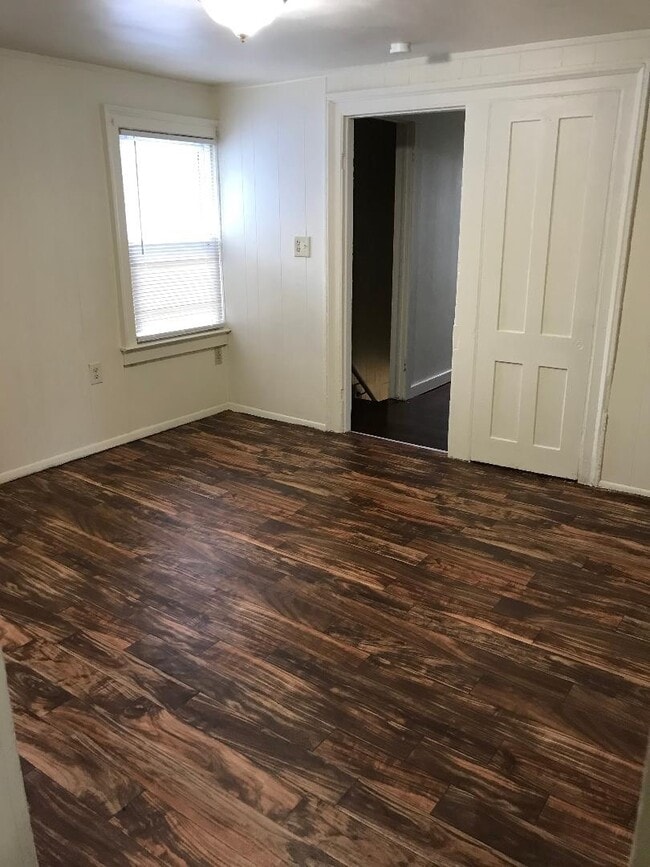 Building Photo - 4 Bed / 2 Bath Single Family Home