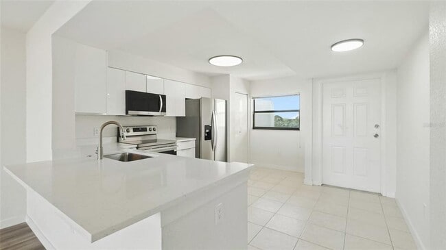 Building Photo - 900 Cove Cay Dr