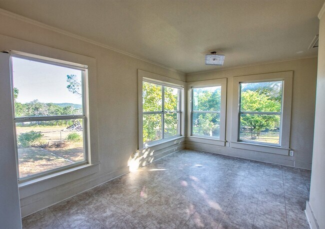 Building Photo - Quiet and Quaint Rock Home