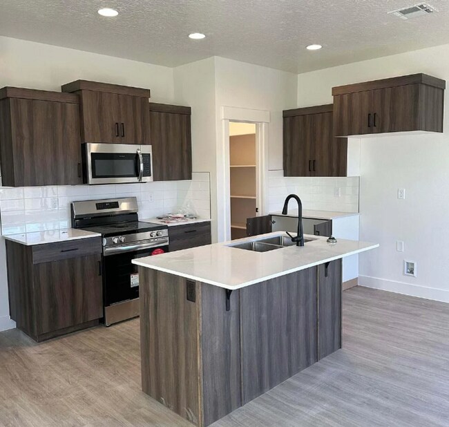 Foto del edificio - Beautiful, Modern 3 Bedroom Townhome!