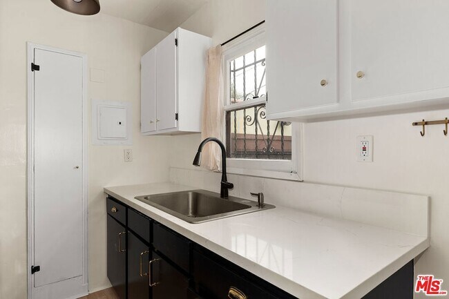 Foto del edificio - 3104 Silver Lake Blvd