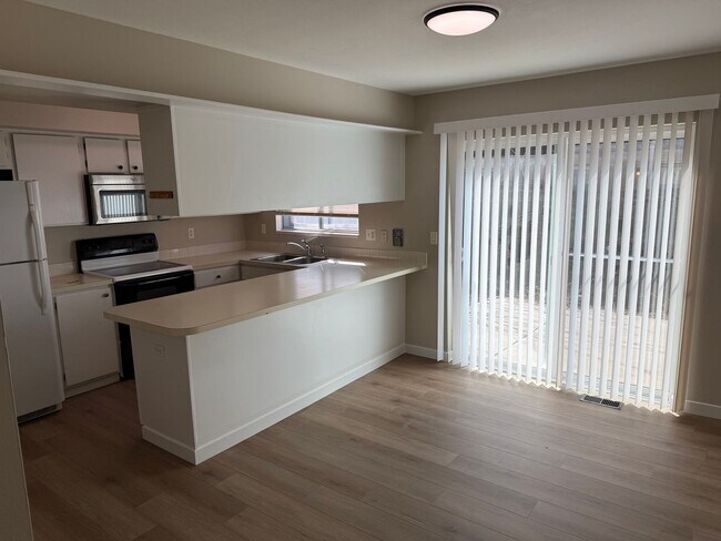 Foto del edificio - Spacious 2-bed, 1.5-bath Townhouse-Delivers Comfort & Convenience