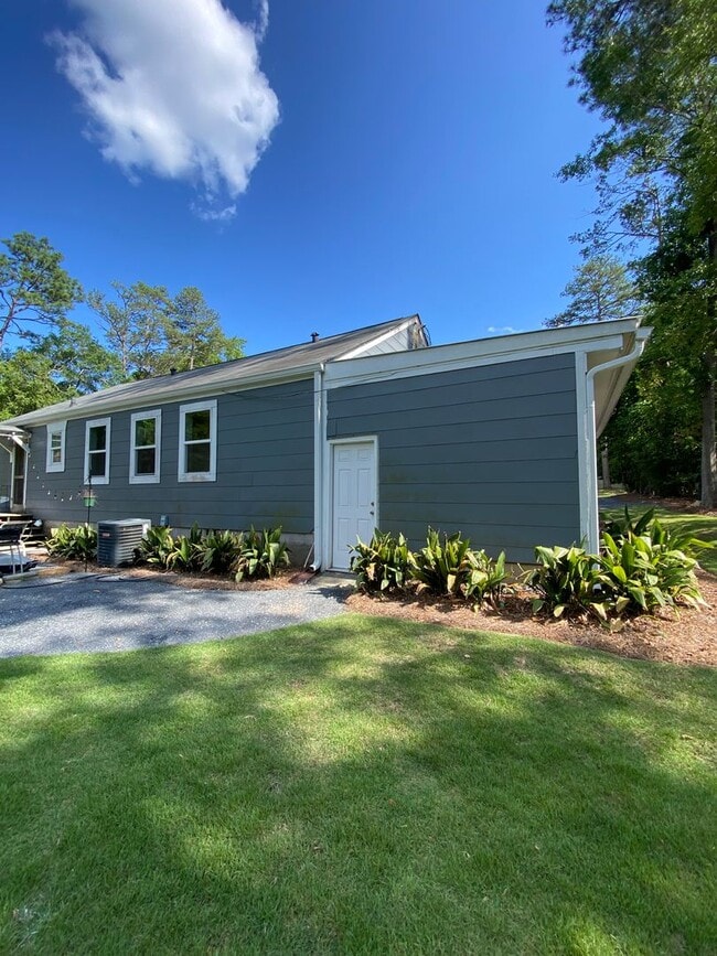 Building Photo - 1011 Lakeview Dr