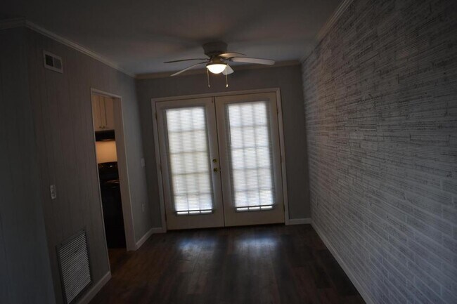 Building Photo - 390 S. Daleville Avenue #B