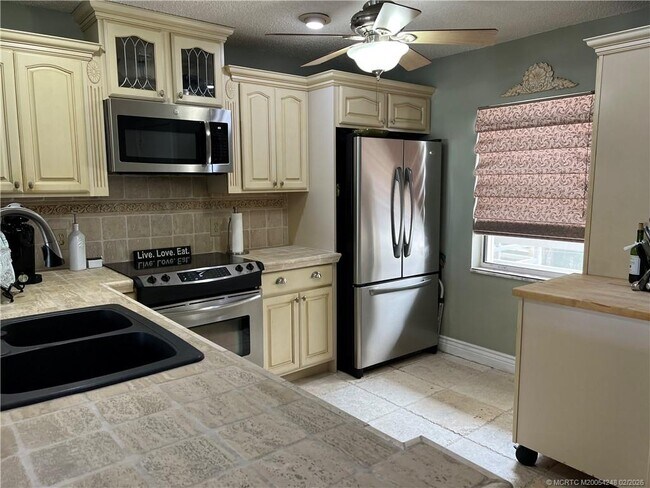 Foto del edificio - 1950 SW Palm City Rd