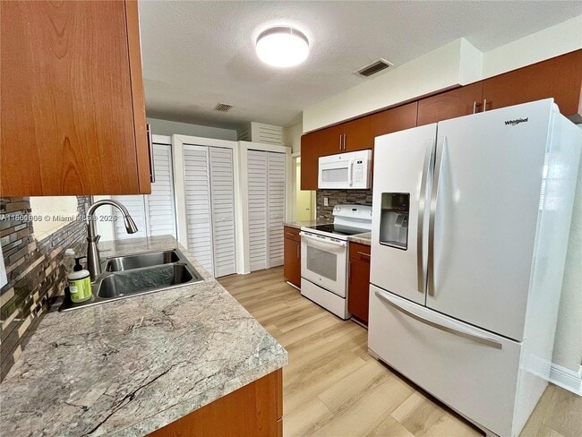 Foto del edificio - 1351 W 34th St