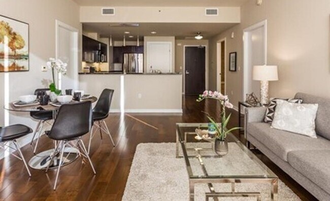 Foto del edificio - Modern Two Bedroom Condo