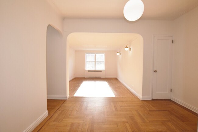 Foto del edificio - 4300 Broadway