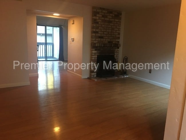 Building Photo - 879 Redwood Ct