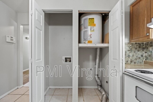 Building Photo - 1441 Longdale Dr