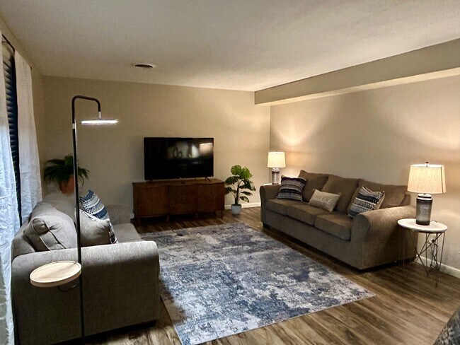 Foto del edificio - 917 Davis Blvd