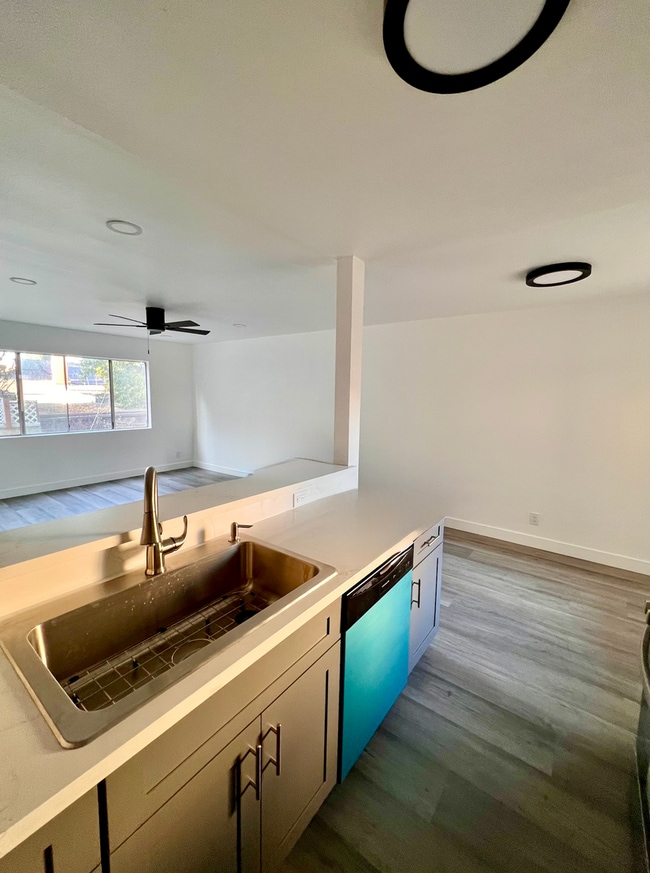 Foto del edificio - Modern 1-Bedroom Apartment in Gated Van Nu...