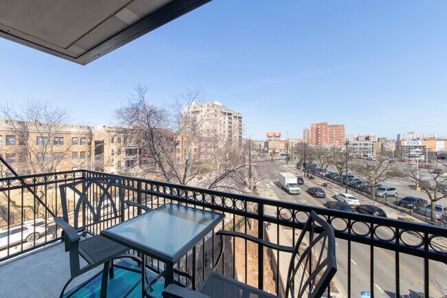 Foto del edificio - 4311 N Sheridan Rd