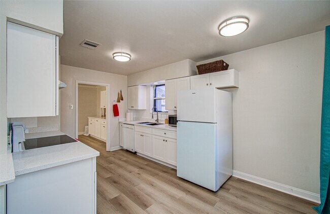 Building Photo - 5926 Ettrick Dr