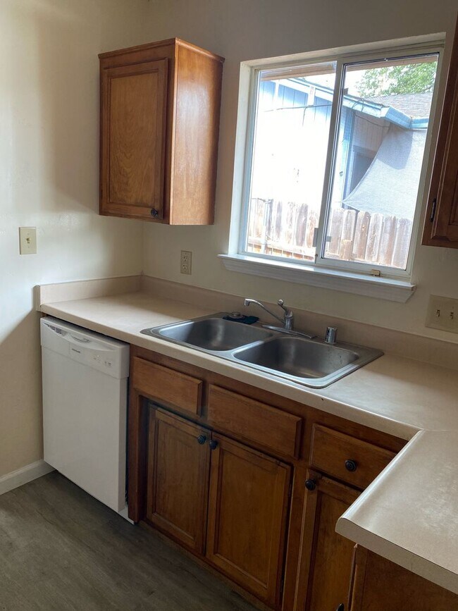 Foto del edificio - 3 BED 2 BATH IN SHASTA LAKE