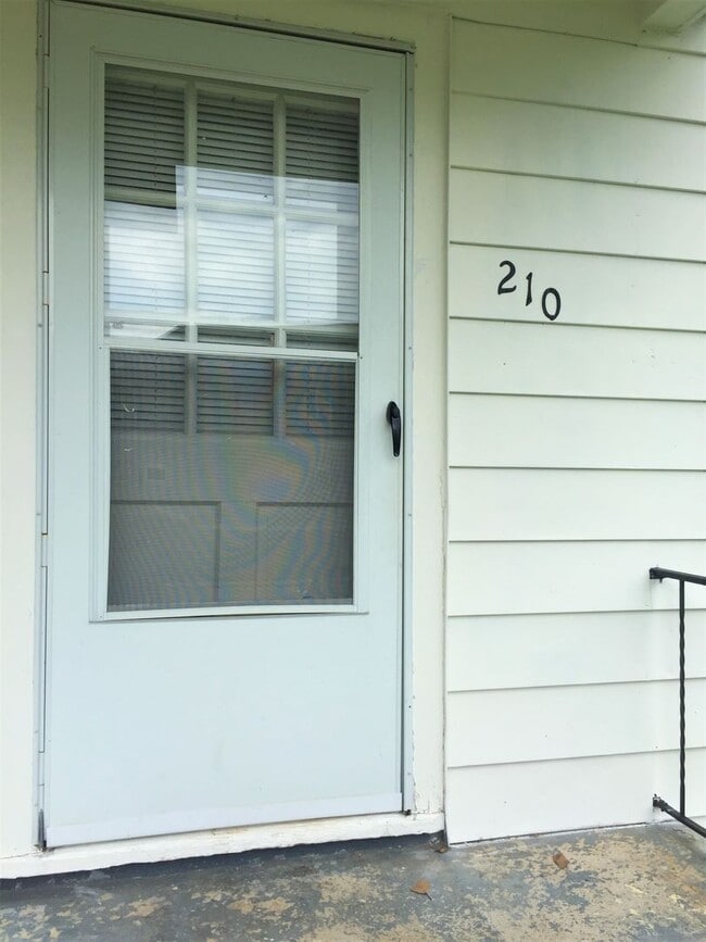 Photo - 210 SE Lakewood Dr Apartment