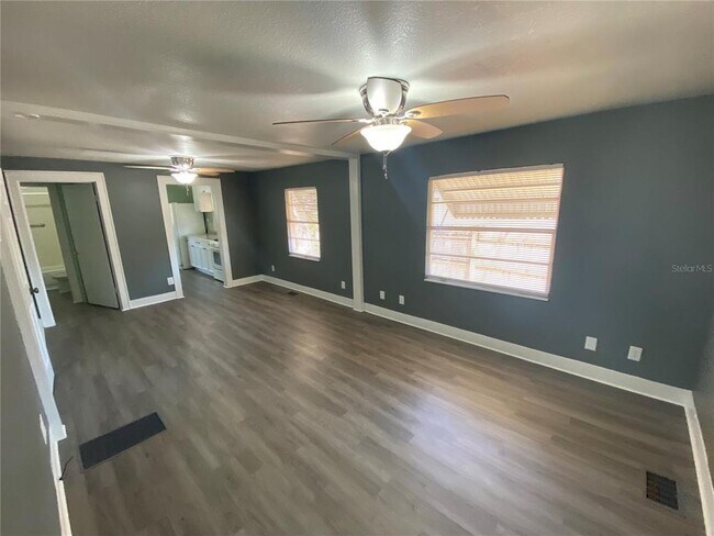 Foto del edificio - 227 E Barnes Ave