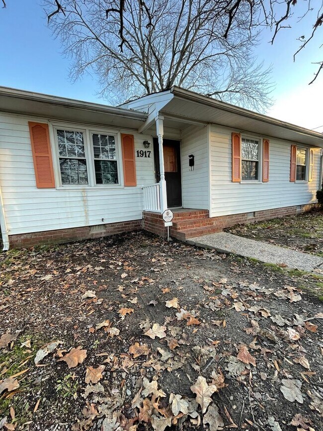 Building Photo - Spacious 3bdrm/1.5bth Ranch Style Home Loc...