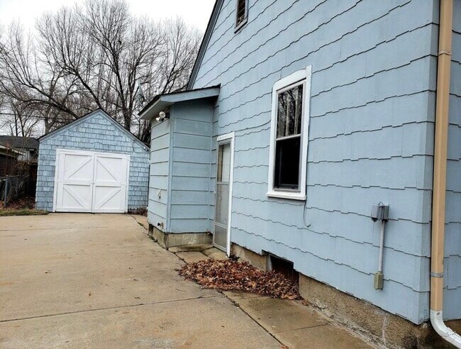 Building Photo - 1948 N Hood St