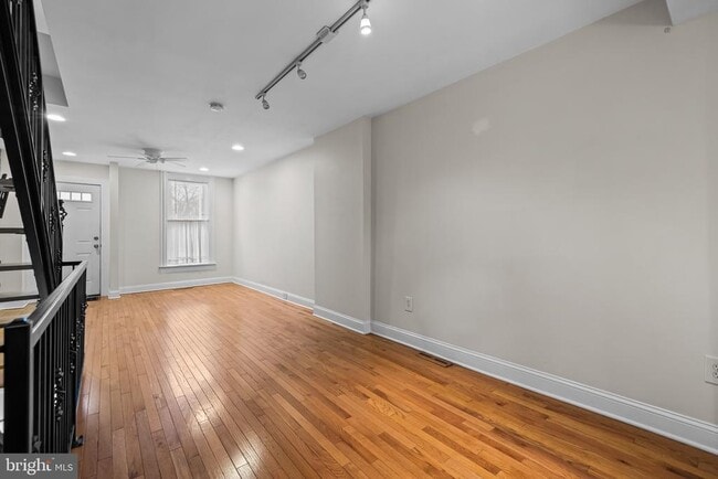 Building Photo - 1511 E Clement St