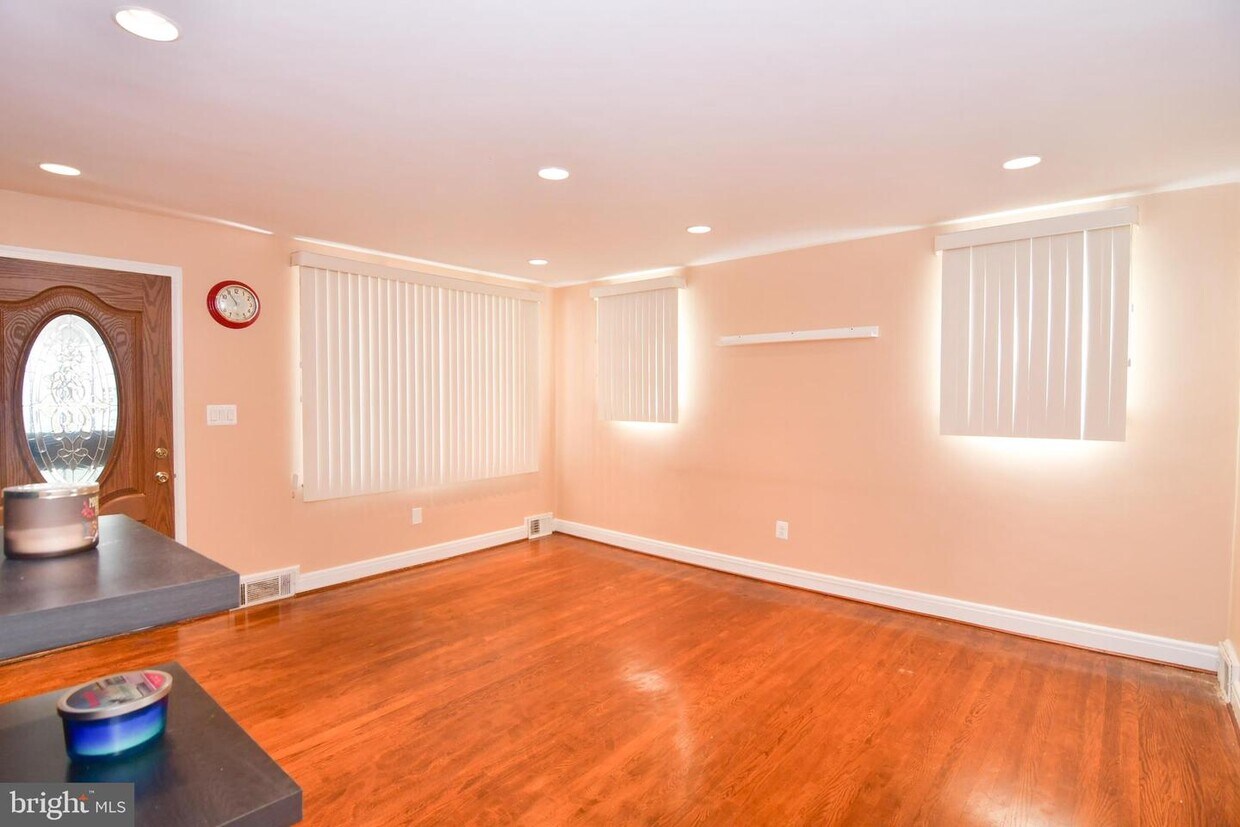 Foto principal - 900 Cooks Ln