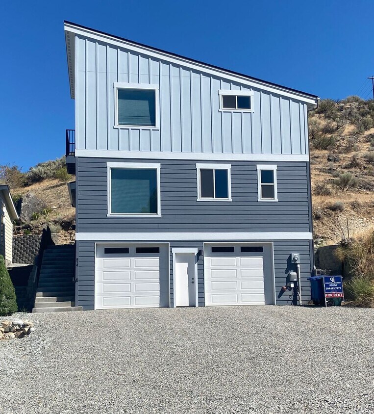 Foto principal - Year Round Rental- 4 bedroom, 2.5 bath in ...