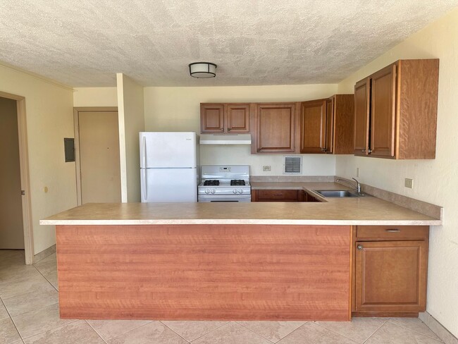 Building Photo - 1 Bedroom / 1 Bathroom Apartment at Puuone...