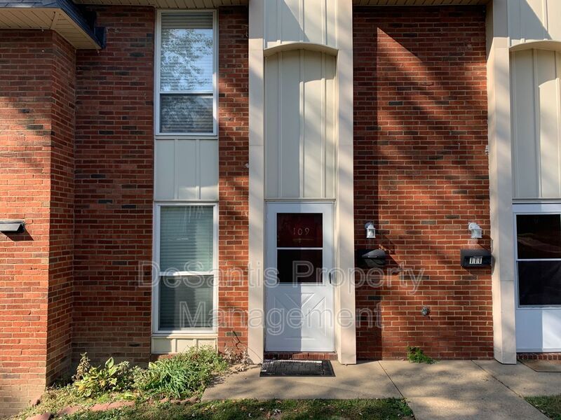 Primary Photo - 109 College Park Dr