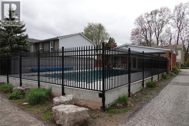 Building Photo - 5475 Lakeshore Rd.