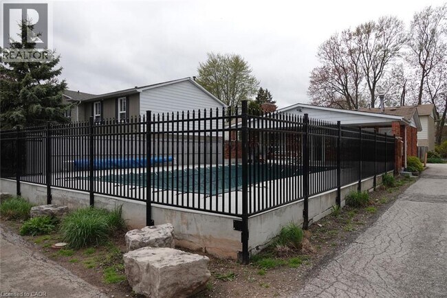 Photo du bâtiment - 5475 Lakeshore Rd.