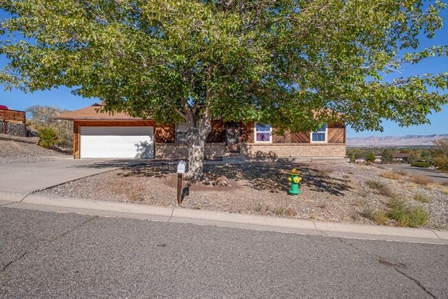 Building Photo - Charming 3-Bedroom Family Home in Orchard ...