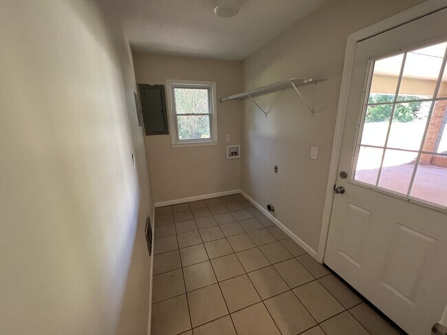 Foto del edificio - 3751 Robinson Dr.