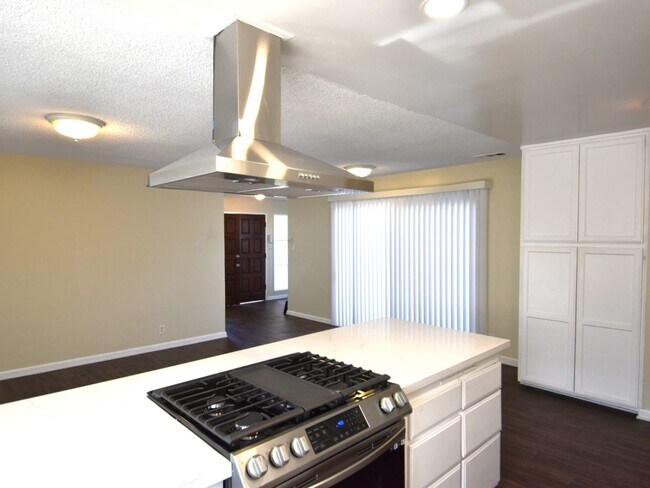 Building Photo - 270 S Linden Dr