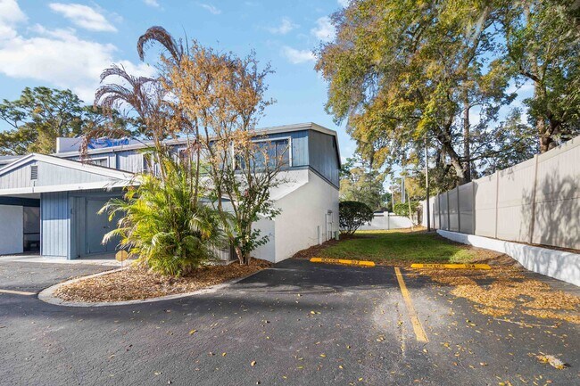 Foto del edificio - 102 Lago Vista Blvd