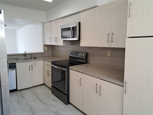 Foto del edificio - 3500 Magellan Cir