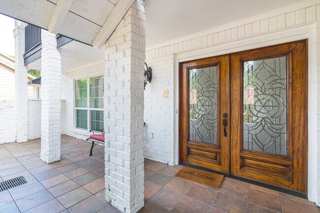 Foto del edificio - 16902 Summit Oaks Ln