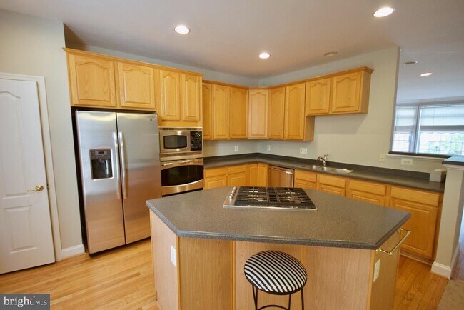 Building Photo - 4255 Upper Park Dr