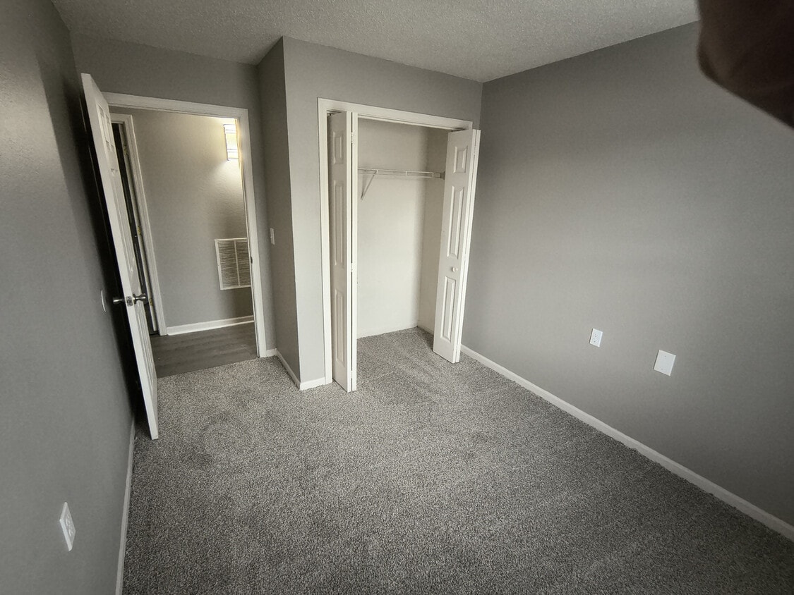 Building Photo - Monett Meadows