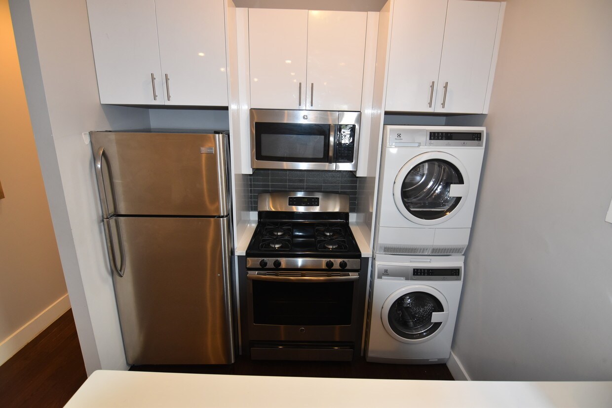 Primary Photo - 170 E 18th St