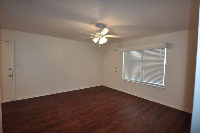 Building Photo - FOR LEASE! 3 Bedroom - 1 Bath Brick Home w...
