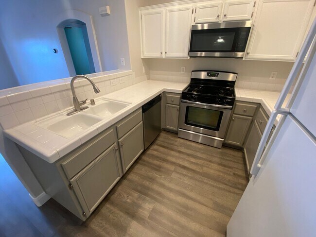 Building Photo - Modern 1/1 Condo with Balcony in Green Val...
