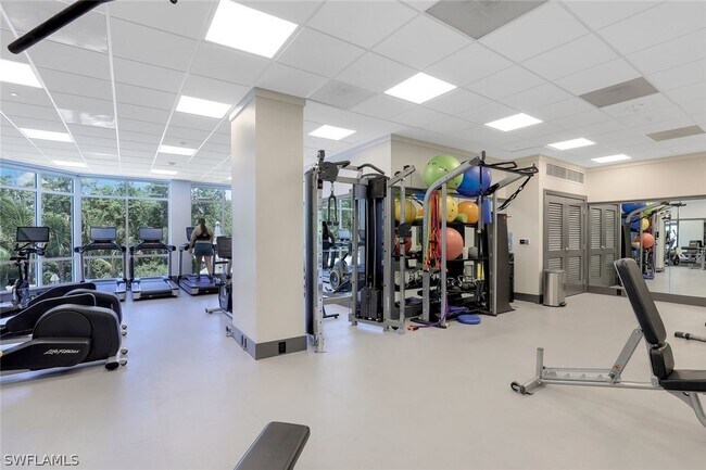 Foto del edificio - 6585 Nicholas Blvd