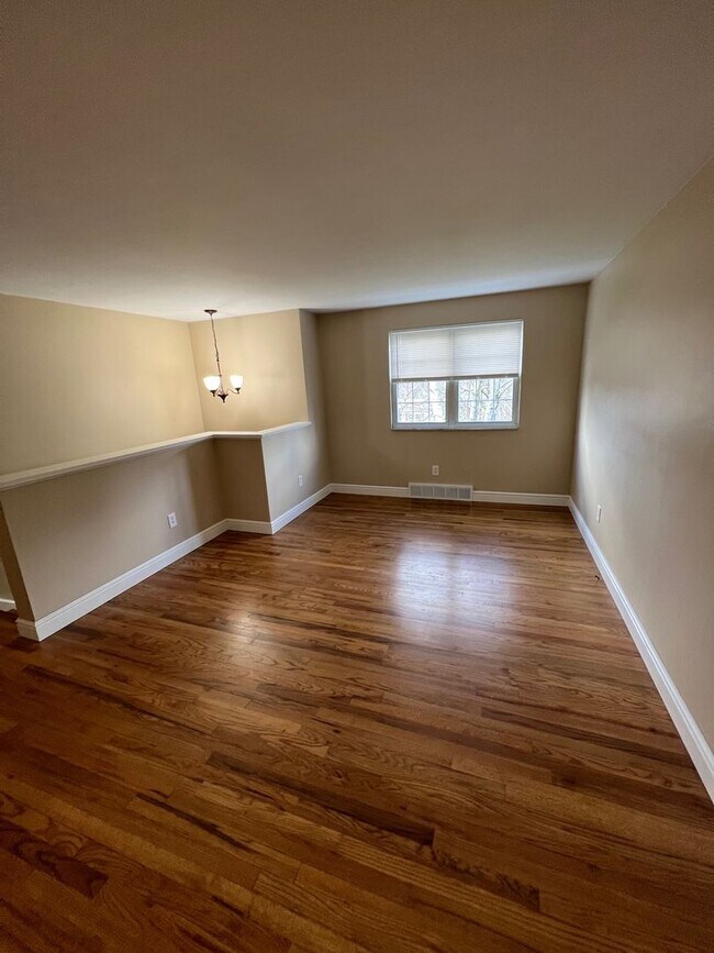Building Photo - Entirely Remodeled 3 Bedroom, 1 Bathroom i...