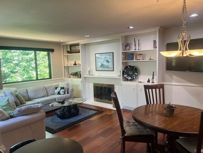 Building Photo - 6bd/3ba Bellevue House