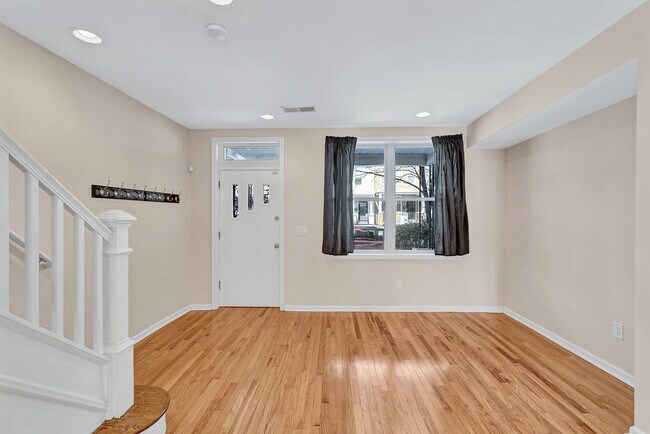 Foto del edificio - 1921 Bennett Pl NE