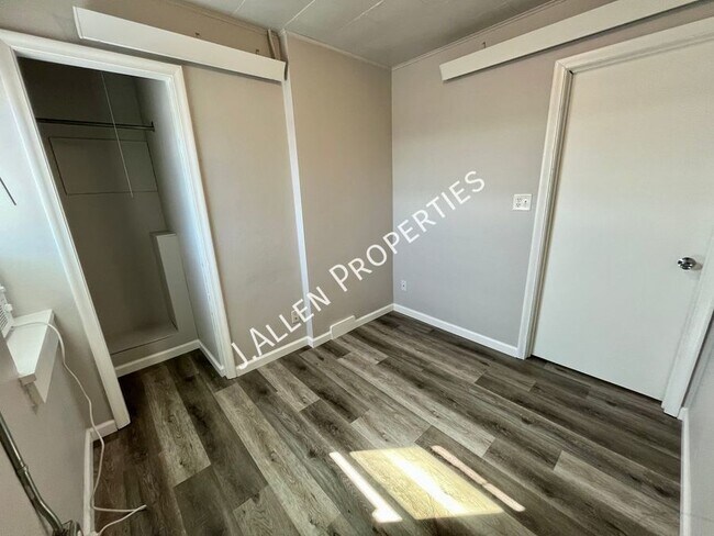 Building Photo - Bright Downtown 1 Bedroom