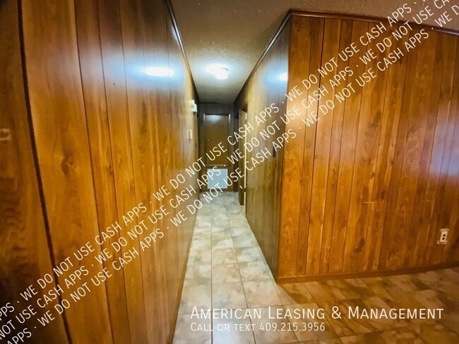 Building Photo - Charming 2/2 Home, complete with a Country...