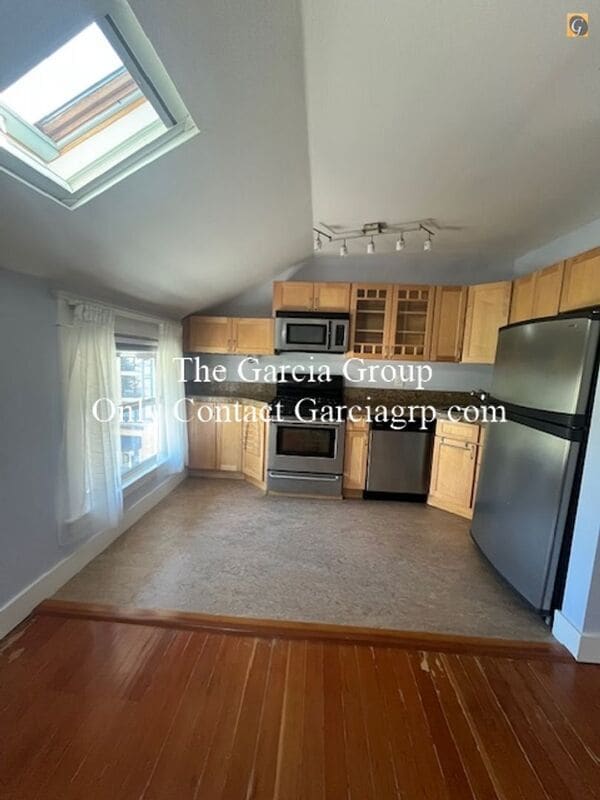 Primary Photo - 1104 SW Columbia St
