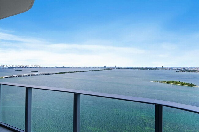 Foto del edificio - 700 NE 24th St
